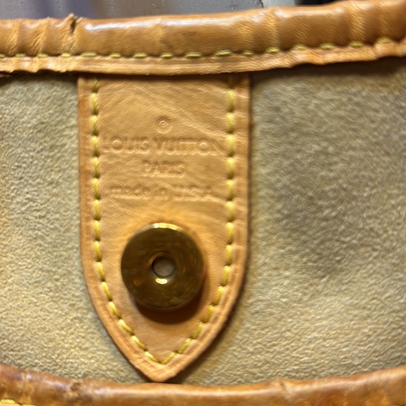 Medium bag with lots of room. - Picture 2 of 7